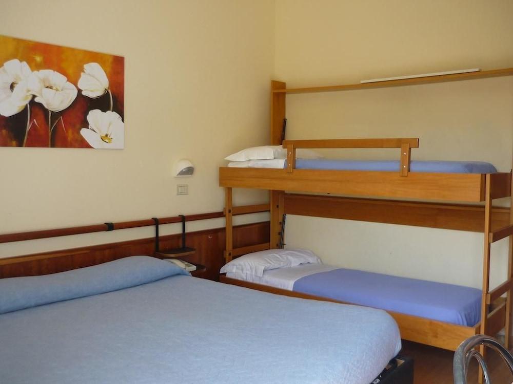 Hotel Houston Suites Римини Экстерьер фото