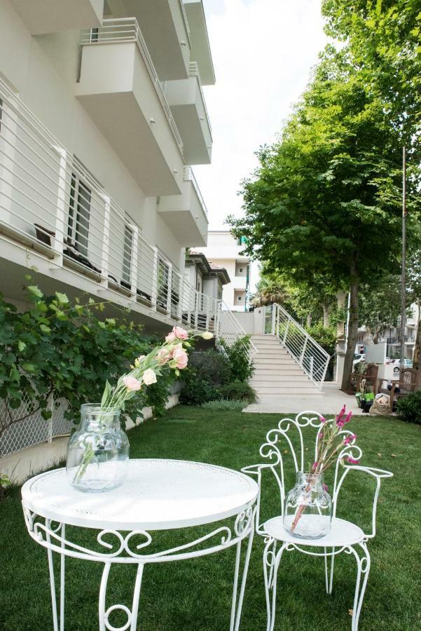 Hotel Houston Suites Римини Экстерьер фото